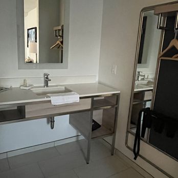Orange Grove Inn - Sink, mirrors and area to hang clothes/put suitcase - Hotels Near Me - Tustin, California Orange Grove Inn - Sink, mirrors and area to hang clothes/put suitcase - Hotels Near Me - Tustin, California