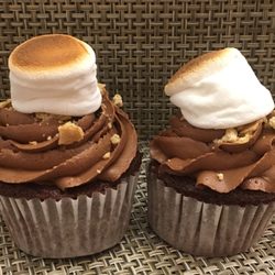 Let's Get Cupcaked! - S'mores cupcakes with a fluff filling!