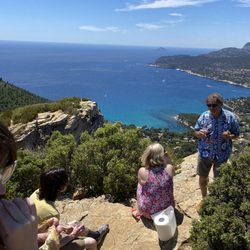Provence Amazing Tours - Picnic overlooking the Mediterranean with our delightful guide.