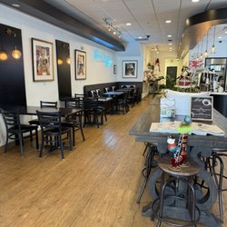 Momsy's Cafe - Inside