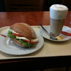 Essmanns Backstube - Latte Macchiato 2,50€ und Tomate-Mozzarella-Brötchen 2,80€