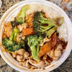 Golden City Chinese Restaurant - Chicken With Broccoli Lunch in garlic sauce