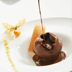 Restaurant Tivollière - Sphère glacée chocolat chartreuse et coulis de chocolat tiède