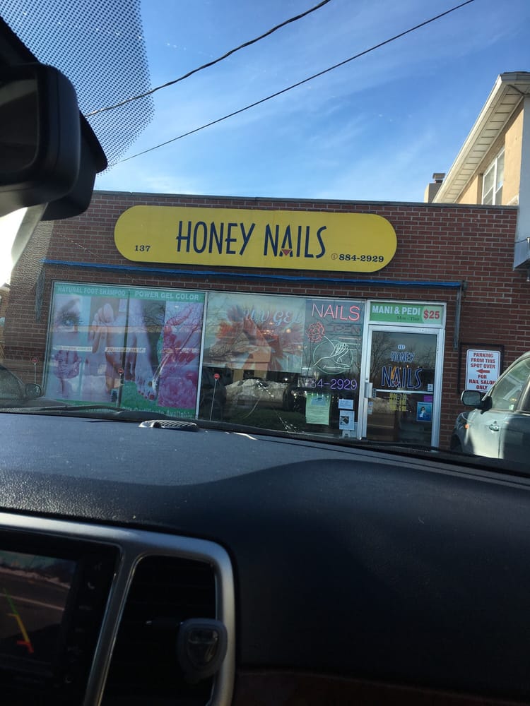 Aroma Honey Nails Logo