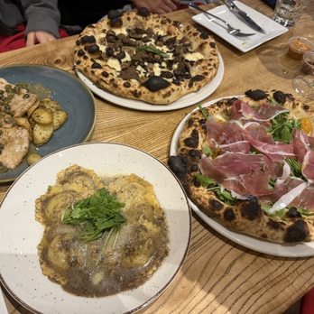 La Cucina - Table - Italian Near Me - Kitchener, Ontario La Cucina - Table - Italian Near Me - Kitchener, Ontario