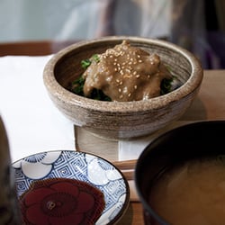 Nomiya - blanchierter junger Spinat mit Sesamsosse; Misosuppe by Nomiya