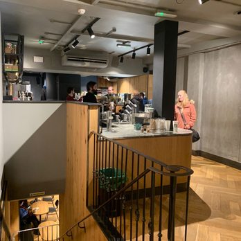 Starbucks - Coffee & Tea Near Me - London, XGL