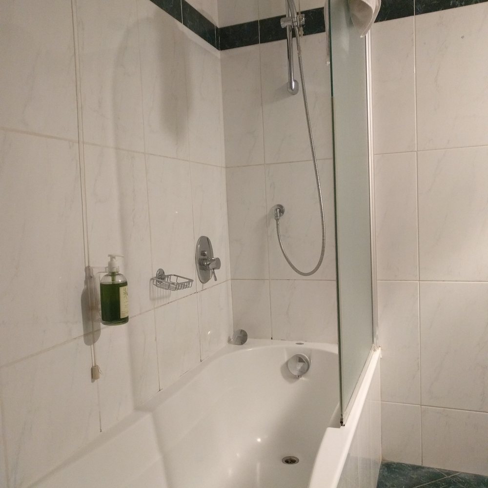 Hotel Impero - The bathroom light is too dark., And the bathtub does not fully protected. - Hotels Near Me - Cremona, CR Hotel Impero - The bathroom light is too dark., And the bathtub does not fully protected. - Hotels Near Me - Cremona, CR
