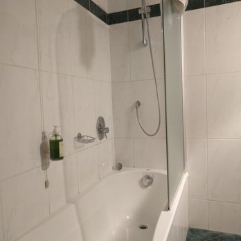 Hotel Impero - The bathroom light is too dark., And the bathtub does not fully protected. - Hotels Near Me - Cremona, CR