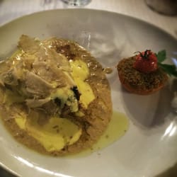 La Volta Rossa - Sottofiletto spadellato su ganache ai porcini glassato con fonduta alla fontina DOP e tartufo bianco, guarnito con pomodoro grat