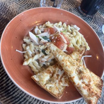 Kelsey's - Alfredo bowl with chicken - American Near Me - Niagara Falls, Ontario