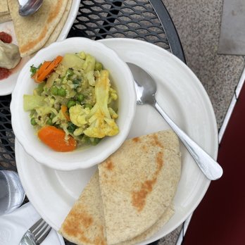 Himal Chuli - Roti Takari and Dal (v) cauliflower, peas, potatoes, carrots, cilantro - Himalayan/Nepalese Near Me - Madison, Wisconsin