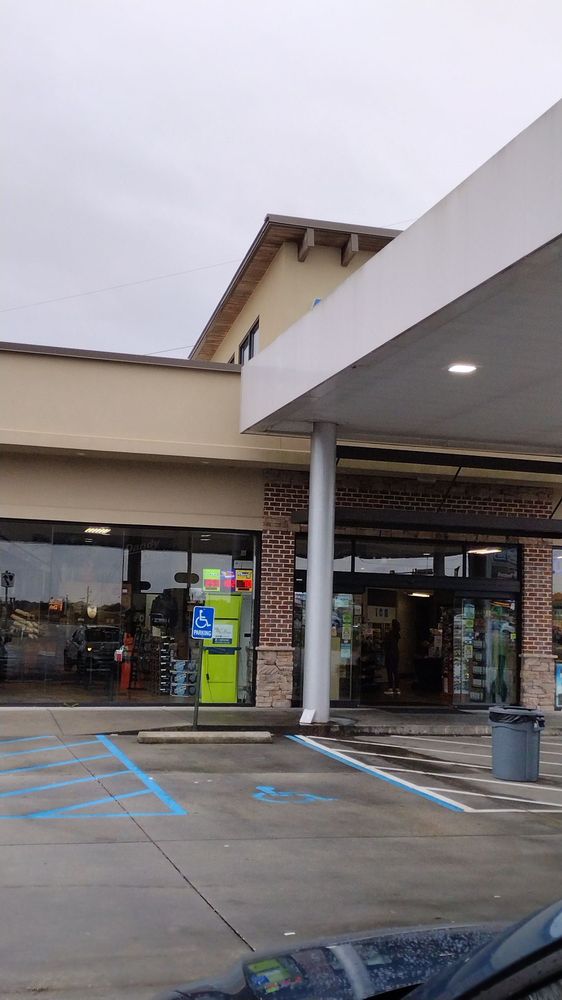 DANDY DAN’S CHEVRON 515 Updated October 2024 4401 Hardy St