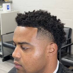 22 Tigers Barbershop - Bald taper with lineup by Jordan