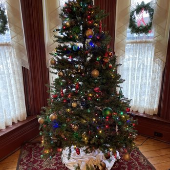 Victoria Inn - Victoria Inn B and B Christmas Tree - Bed & Breakfast Near Me - Erie, Pennsylvania