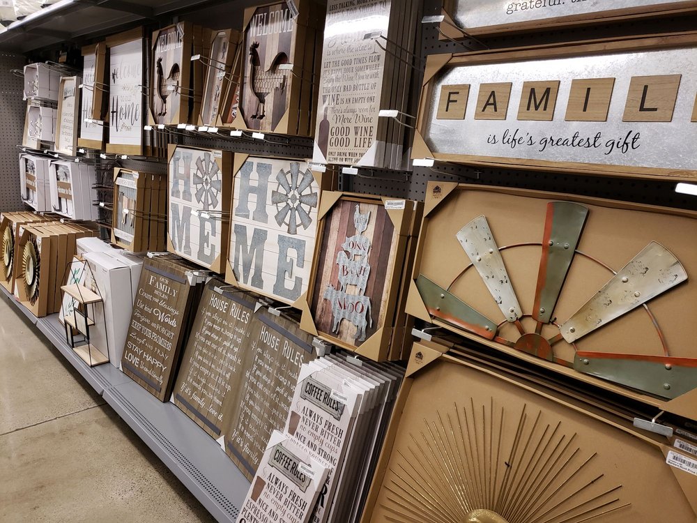 BARGAIN HUNT Updated July 2024 20 Photos 1002 Lexington Rd, Kentucky