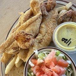 Diamond W - Fried fish & jumbo shrimp plate with a side salad.