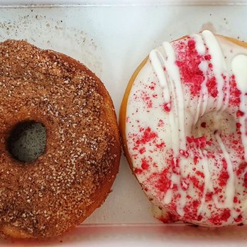 Royal Donuts Schanze - Normaler Donut mit Apfelmus gefüllt (links) und Himbeer Vanillepudding - Donuts Near Me - Hamburg, HH Royal Donuts Schanze - Normaler Donut mit Apfelmus gefüllt (links) und Himbeer Vanillepudding - Donuts Near Me - Hamburg, HH
