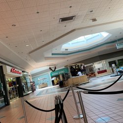 Lakeshore Mall - The mall was empty at 8am on Black Friday!