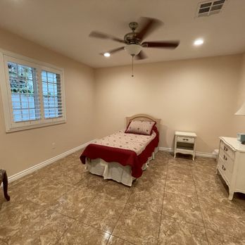 Bradford Residential Care - Comfortable single-resident bedroom
A bedroom furnished for one resident, with room to move and a window onto the garden. - Assisted Living Facilities Near Me - Glendora, California Bradford Residential Care - Comfortable single-resident bedroom
A bedroom furnished for one resident, with room to move and a window onto the garden. - Assisted Living Facilities Near Me - Glendora, California