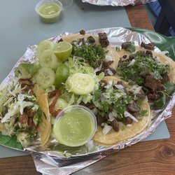 El Rey De Los Tacos - Tacos de carne asada y alpastor.