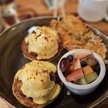 Tiburon Tavern - Crabmeat Eggs Benedict - Breakfast & Brunch Near Me - Tiburon, California Tiburon Tavern - Crabmeat Eggs Benedict - Breakfast & Brunch Near Me - Tiburon, California
