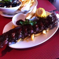 Flötet Grill & Bar - Babyback ribs och moules frites i bakgrunden.