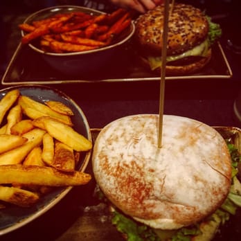 Hans Im Glück - 2x Cheeseburger 1x mit Sauerteigbrötchen 1x mit Vollkornbrötchen 1x normale Pommes 1x Süßkartoffelfritten - Burgers Near Me - Heidelberg, BW Hans Im Glück - 2x Cheeseburger 1x mit Sauerteigbrötchen 1x mit Vollkornbrötchen 1x normale Pommes 1x Süßkartoffelfritten - Burgers Near Me - Heidelberg, BW