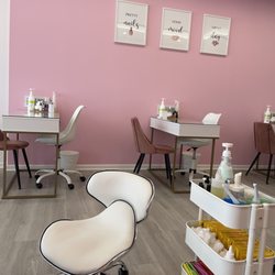 Ivy Lounge Nail Spa - Nail tables