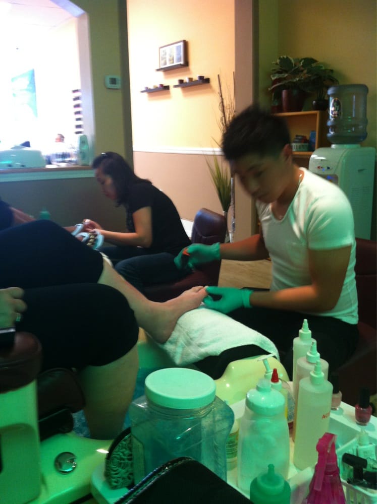 Funky Nails Logo