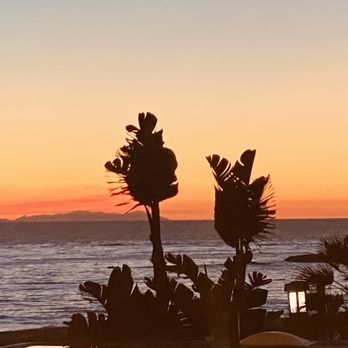 Laguna Beach - Couple enjoy the Sunset - Beaches Near Me