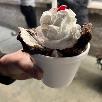 White Cottage - Hot fudge sundae - Ice Cream & Frozen Yogurt Near Me - Belleville, Illinois