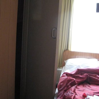 Hotel Nadia - the bathroom door doesn't quite open all the way - Hotels Near Me - Amsterdam, New Hampshire