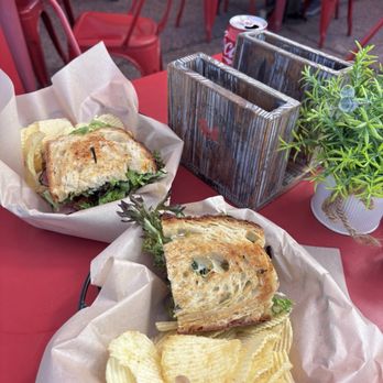 Red Rooster Artisan Bakery - Jalapeño Roast Beef, split with chips - Bakeries Near Me - Hamilton, Montana Red Rooster Artisan Bakery - Jalapeño Roast Beef, split with chips - Bakeries Near Me - Hamilton, Montana