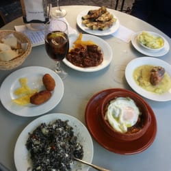 Sitio muy bueno de tapas. Precios baratos y servicio rápido. Muy recomendable.