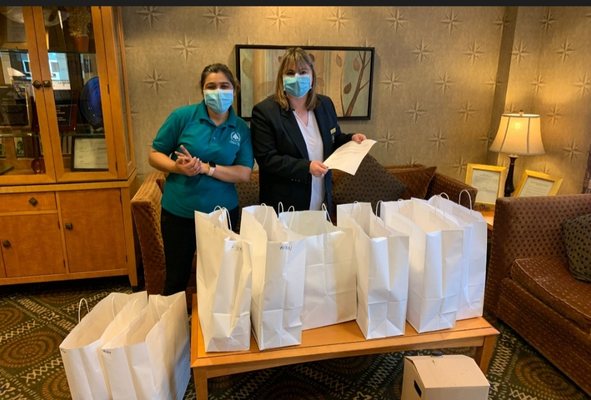 Entertaining Company by null