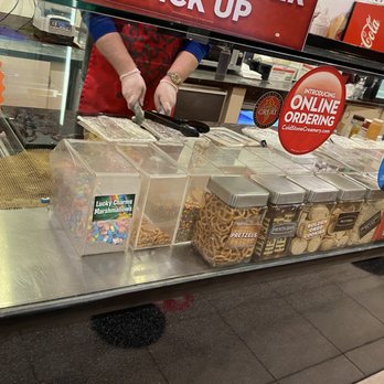 Cold Stone Creamery - a man preparing food - Ice Cream & Frozen Yogurt Near Me - Oak Park, Illinois