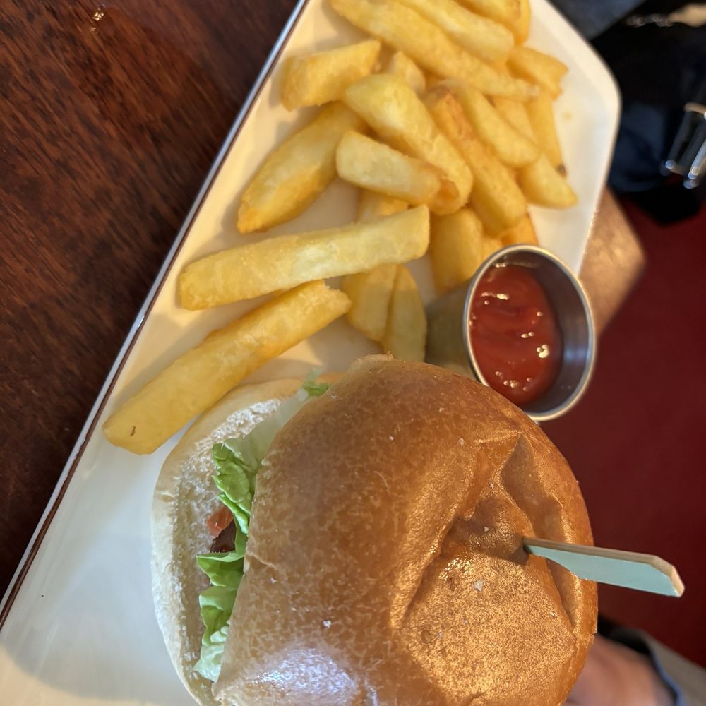 The Victoria - Chicken burger - Pubs Near Me - Paddington, XGL The Victoria - Chicken burger - Pubs Near Me - Paddington, XGL
