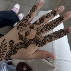 Prachi Threading and Beauty Salon - Henna