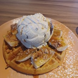 Banana brûlée waffle