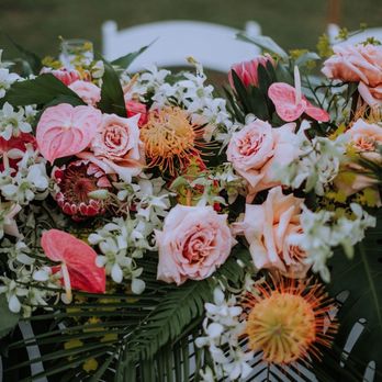 Su-V Expressions - Close up ceremony flowers being used for the sweetheart table. - Florists Near Me - Honolulu, Hawaii