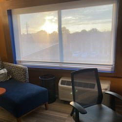 Holiday Inn Express & Suites - Closer of the window