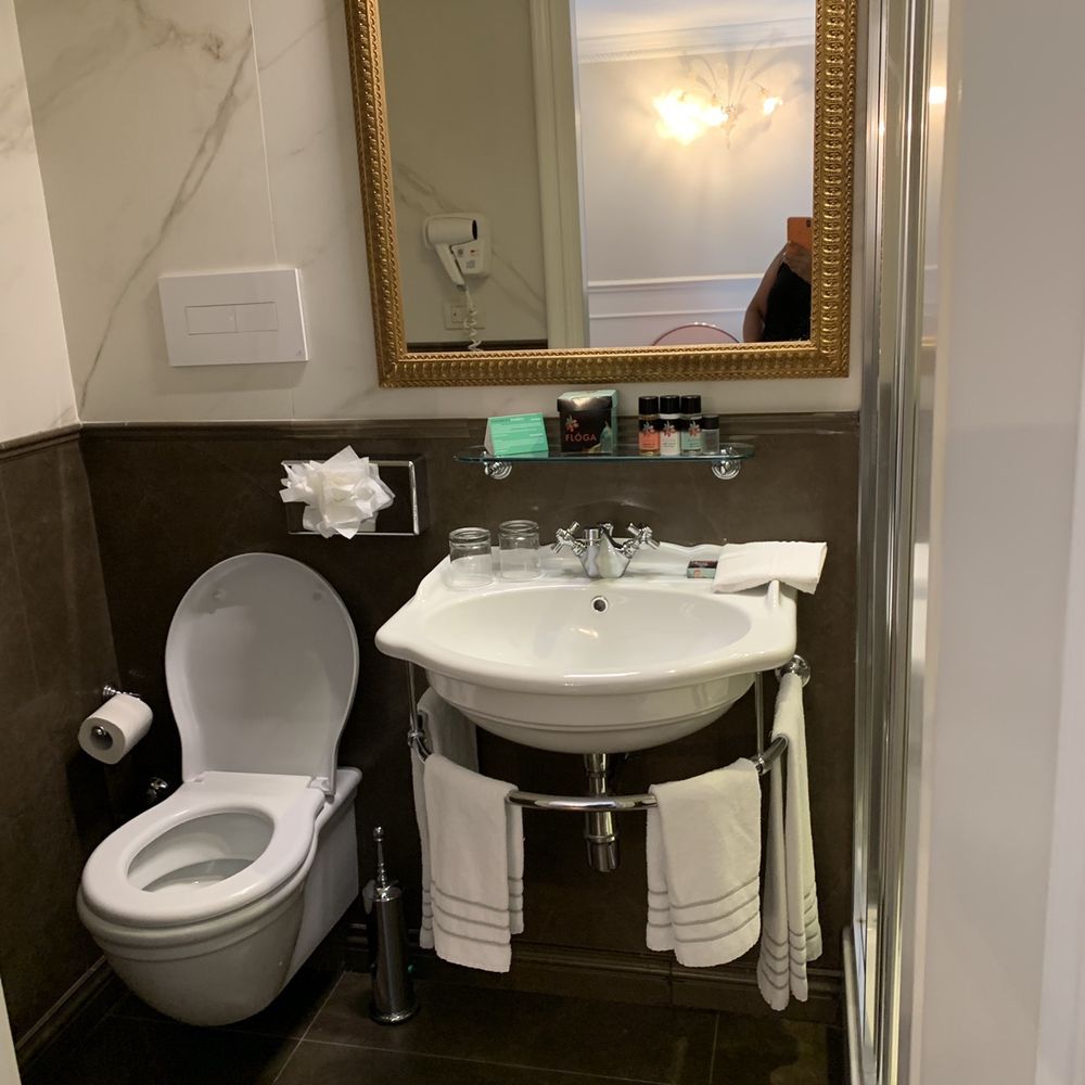 Hotel Plaza Lucchesi - Upstairs bathroom - Hotels Near Me - Florence, FI Hotel Plaza Lucchesi - Upstairs bathroom - Hotels Near Me - Florence, FI