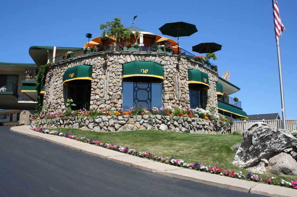 WEATHERVANE TERRACE INN & SUITES Updated August 2024 16 Photos & 42 Reviews 111 Pine River