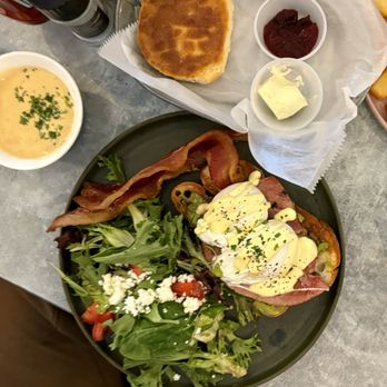 Leeland House - Leeland Benedict, cold, hard unspreadable butter and side of gravy. - Breakfast & Brunch Near Me - Houston, Texas