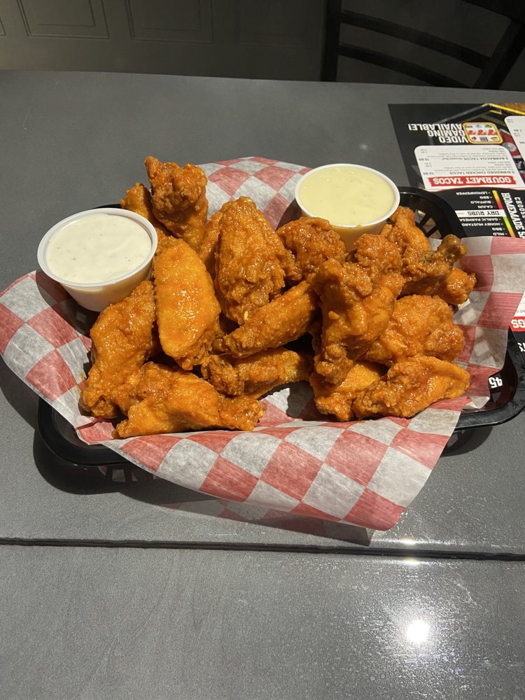 THE POINT SPORTS BAR & GRILL Updated September 2024 12 Photos