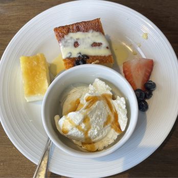 100 Sails Restaurant & Bar - Vanilla ice cream w/ pumpkin drizzle, Prince Bread Pudding, Pineapple Cheesecake, sliced strawberry, blueberries - Buffets Near Me - Honolulu, Hawaii