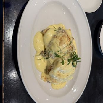 Fielding's Local Kitchen + Bar - Eggs benedict - New American Near Me - The Woodlands, Texas