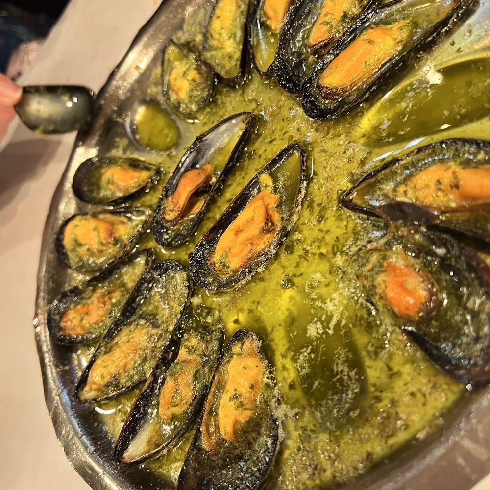 Chez Léon - Must get! Tender mussels in garlic, herb and butter. Dip your bread in this! - Belgian Near Me - Brussels, BRU Chez Léon - Must get! Tender mussels in garlic, herb and butter. Dip your bread in this! - Belgian Near Me - Brussels, BRU