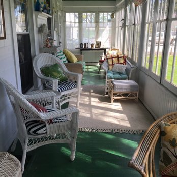 The Virginia Queen - Enclosed sun porch - Bed & Breakfast Near Me - Jefferson, New York